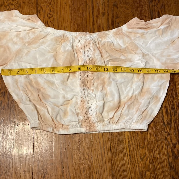 Medium Tan & White Tie Dye Ruffled Crochet Detail Bell Sleeve Crop Top - Picture 3 of 9